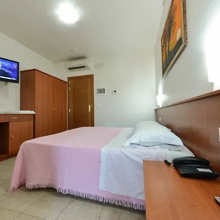 Victoria 4*